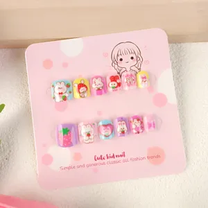 Set de uñas postizas para niños de 12 piezas con bonitos diseños de conejito y fresa.
