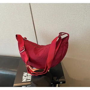 Borsa a tracolla a mezzaluna in nylon rosso, borsa casual con cinturino regolabile.