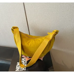 Dettaglio borsa a trapezio tinta unita casual, borsa a tracolla in nylon leggero da donna.