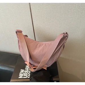 Vista dettagliata della borsa a tracolla in nylon a mezzaluna con zip resistente e pratica.