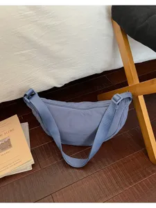 Borsa a tracolla a mezzaluna in nylon blu, borsa a dumpling casual per uso quotidiano.