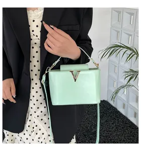 Sac seau vert clair pour femme, sac à main élégant de transport avec décoration en métal V.