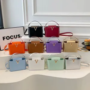 Chic et élégant sac seau multicolore avec logo V en métal sac à main pour femmes.