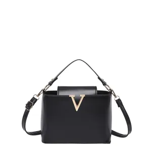 Élégant sac seau en cuir noir avec logo V doré, poignée supérieure et bandoulière femme.