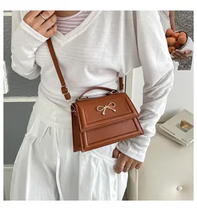 Sac bandoulière en cuir marron pour femme, élégant petit sac à main chic avec nœud.