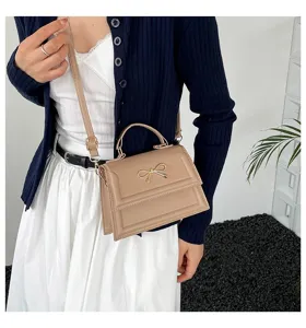 Sac bandoulière unicolore chic avec nœud pour femmes, petit sac carré élégant détail.