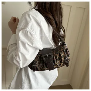 Vista detallada del bolso de hombro de moda con estampado de leopardo y hebilla de cuero marron.