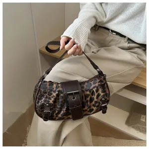 Detalle de bolso de hombro con estampado de leopardo para mujer, bolso elegante con hebilla.
