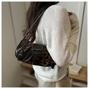 Bolso de hombro con estampado de leopardo para mujer, elegante y moderno bolso hobo.