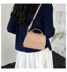 Sac bandoulière unicolore pour femme avec nœud élégant, idéal pour un usage quotidien.