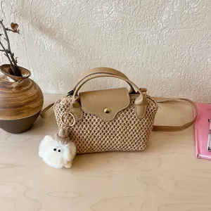 Gevlochten mini strooien handtas voor dames, zomerse strand schoudertas crossbody met pluche hanger.