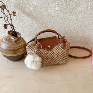 Mini stro geweven crossbody tas voor dames, zomerse strand vakantie handtas met schattigehanger.