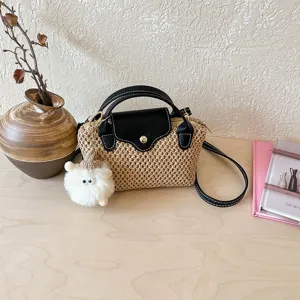 Mini strozen schoudertas voor vrouwen, zomervakantie handtas met schattige pluche hanger.