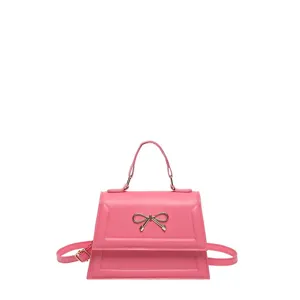 Élégant sac à main rose pour femme avec joli nœud en métal doré, fourre-tout tendance.