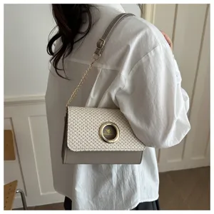 Sac bandoulière élégant en paille pour femme, sac d'épaule de plage chic avec anneau.