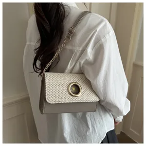 Sac bandoulière élégant en paille et cuir, sacoche texturée tendance pour le printemps.