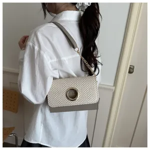 Sac bandoulière élégant en paille pour femme, design en cuir tissé chic avec chaîne.