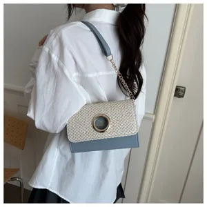 Sac bandoulière élégant en paille tissée avec chaîne et fermoir anneau pour femme mode.