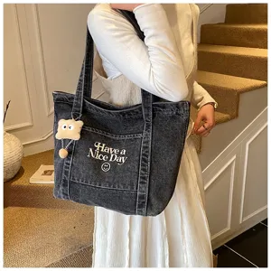 Vintage denim shopper tas voor dames, casual schoudertas met leuke borduursel en berenhanger.