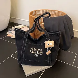 Vintage denim shopper tas voor dames, stijlvolle casual schoudertas met schattige beer hanger.