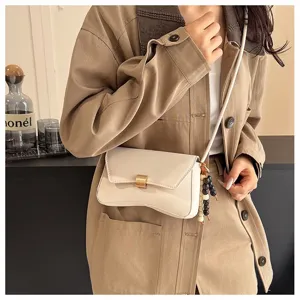 Borsa a tracolla bianca con chiusura in metallo, elegante borsa da donna per ogni giorno.