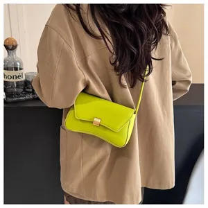 Dettaglio borsa a tracolla verde, elegante borsa curva da donna per uso quotidiano.