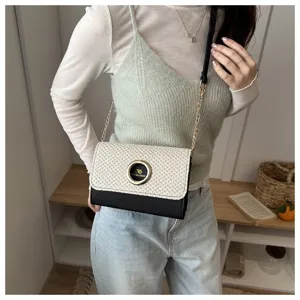 Sac bandoulière en paille tissée pour femme, sac à épaule tendance avec chaîne et boucle.