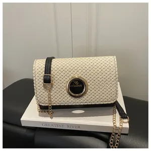 Sac à bandoulière en paille tissée avec chaîne et fermoir métallique pour femme au quotidien.