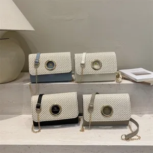 Sac à bandoulière tissé élégant pour femmes, sac croisé en paille chic avec chaîne.