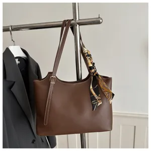 Vista dettagliata della borsa tote in pelle PU marrone con foulard in seta, grande.