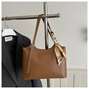 Borsa a tracolla tote in pelle marrone da donna, borsa casual retro con foulard accessorio.