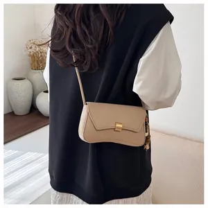 Borsa a tracolla minimalista in tinta unita con chiusura chic e ciondolo di perle.