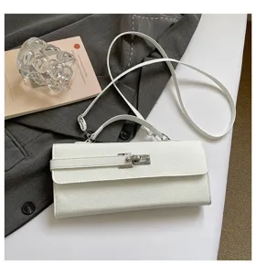 Detalle de bolso de cuero texturizado blanco, cierre metálico elegante y asa superior chic.
