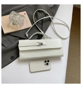 Bolso cruzado blanco con asa, elegante bolso estructurado con cierre de metal para mujeres.