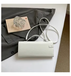 Bolso de hombro cruzado rectangular blanco elegante con asa y correa. Cartera de moda.