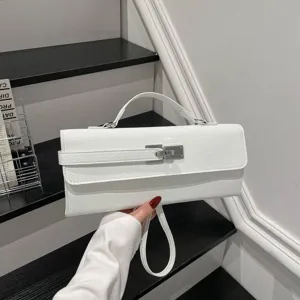 Elegante bolso de mano blanco estructurado con solapa y cierre metálico para mujer.
