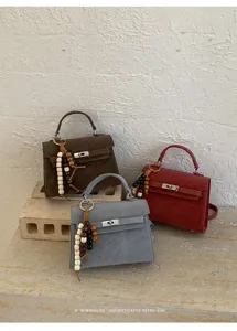 Sac à main rétro minimaliste pour femme, élégant sac bandoulière avec serrure et perles bois.