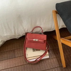 Sac à main rétro chic pour femme élégante bandoulière avec design de serrure en métal tendance.