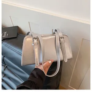 Elegante silberne Damen Schultertasche, modische kleine Handtasche fuer Alltag und Freizeit
