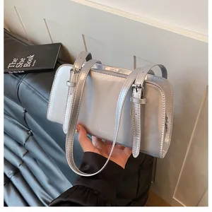 Metallisch silberne Schultertasche unter den Achseln Baguette Tasche minimalistische Handtasche