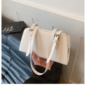 Minimalistische Lackleder Schultertasche mit Schnallen, stilvoll und praktisch.