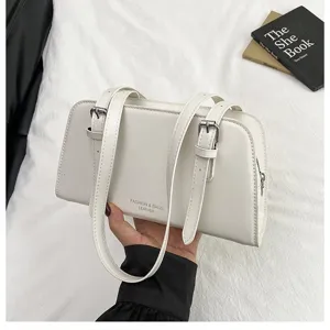 Elegante weiße Schultertasche aus Leder für Damen, minimalistisches Design für Alltag.