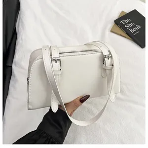 Detailansicht der eleganten weißen minimalistischen Umhängetasche mit feinen Riemen.