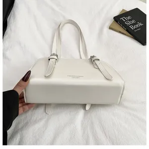 Minimalistische weiße PU Leder Handtasche Detail, elegante Schultertasche für Mode.