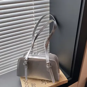 Modische metallische silberne Umhängetasche, minimalistische Tasche mit Doppelriemen.