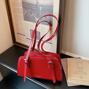 Rote Handtasche aus Leder für Damen, retro minimalistische Umhängetasche mit doppelten Riemen.