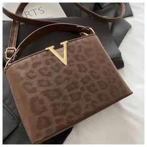 Borsa a tracolla leopardata marrone con hardware V dorato, elegante borsa di lusso.