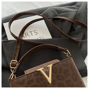 Borsa a tracolla chic in camoscio marrone con logo V metallico, piccola borsa elegante.