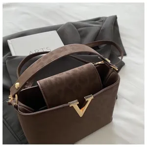 Elegante borsa a tracolla in camoscio marrone da donna, borsa retrò chic con chiusura metallica a V.