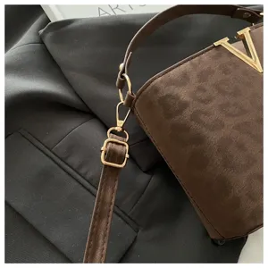 Borsa a tracolla in camoscio marrone con logo V dorato, piccola borsa chic da donna vista dettaglio.